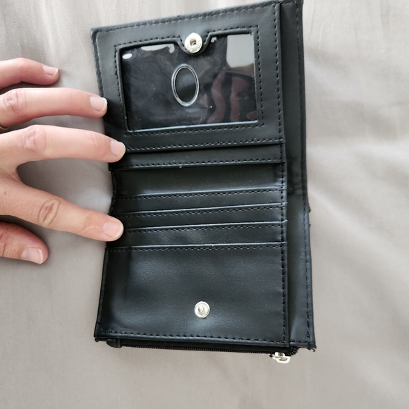 NWOT Guess Wallet - Picture 2 of 6